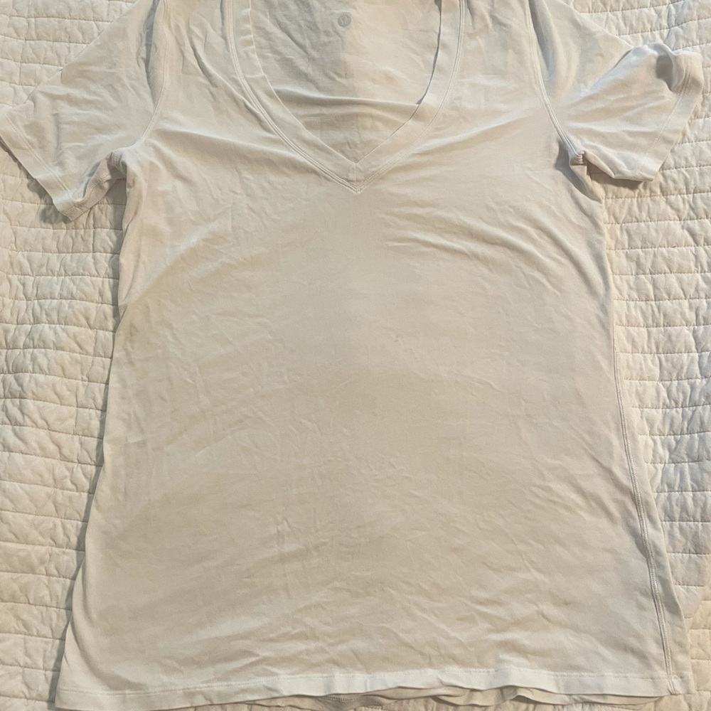 White v neck lululemon short sleeve shirt